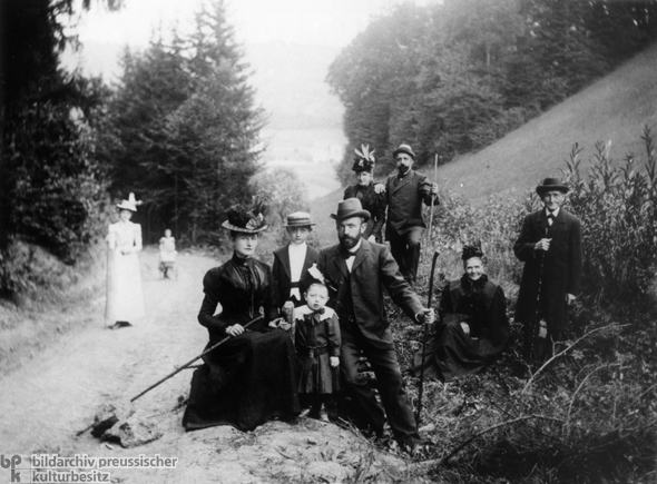 Bürgerliche Familie beim Wandern durch den Harz (um 1900)